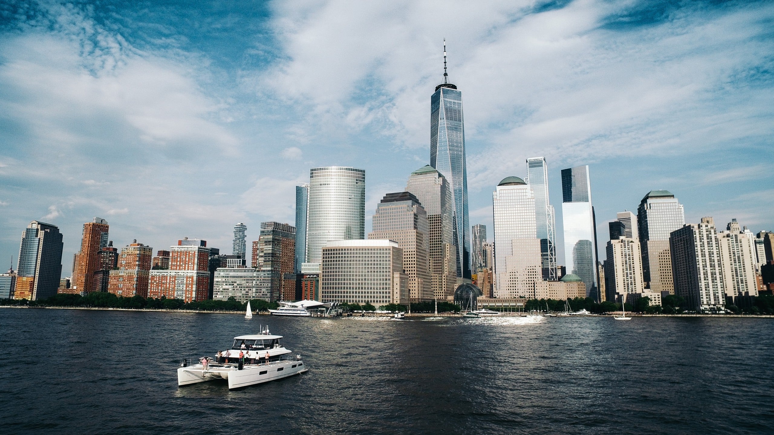 Die vielen Wolkenkratzer in New York City tragen dazu bei, dass die Stadt absinkt. Dies ist in Kombination mit dem steigenden Meeresspiegel sehr gefährlich. Bildquelle: Unsplash