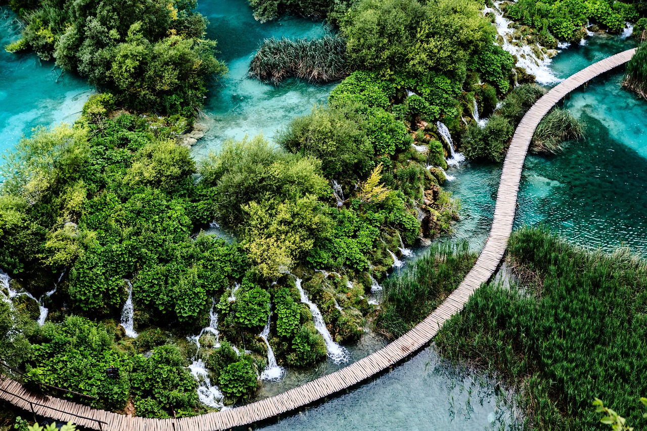 Die Plitvicer Seen in Kroatien bieten außerdem auch Wasserfälle und Flüsse zum Baden. Bildquelle: Pixabay