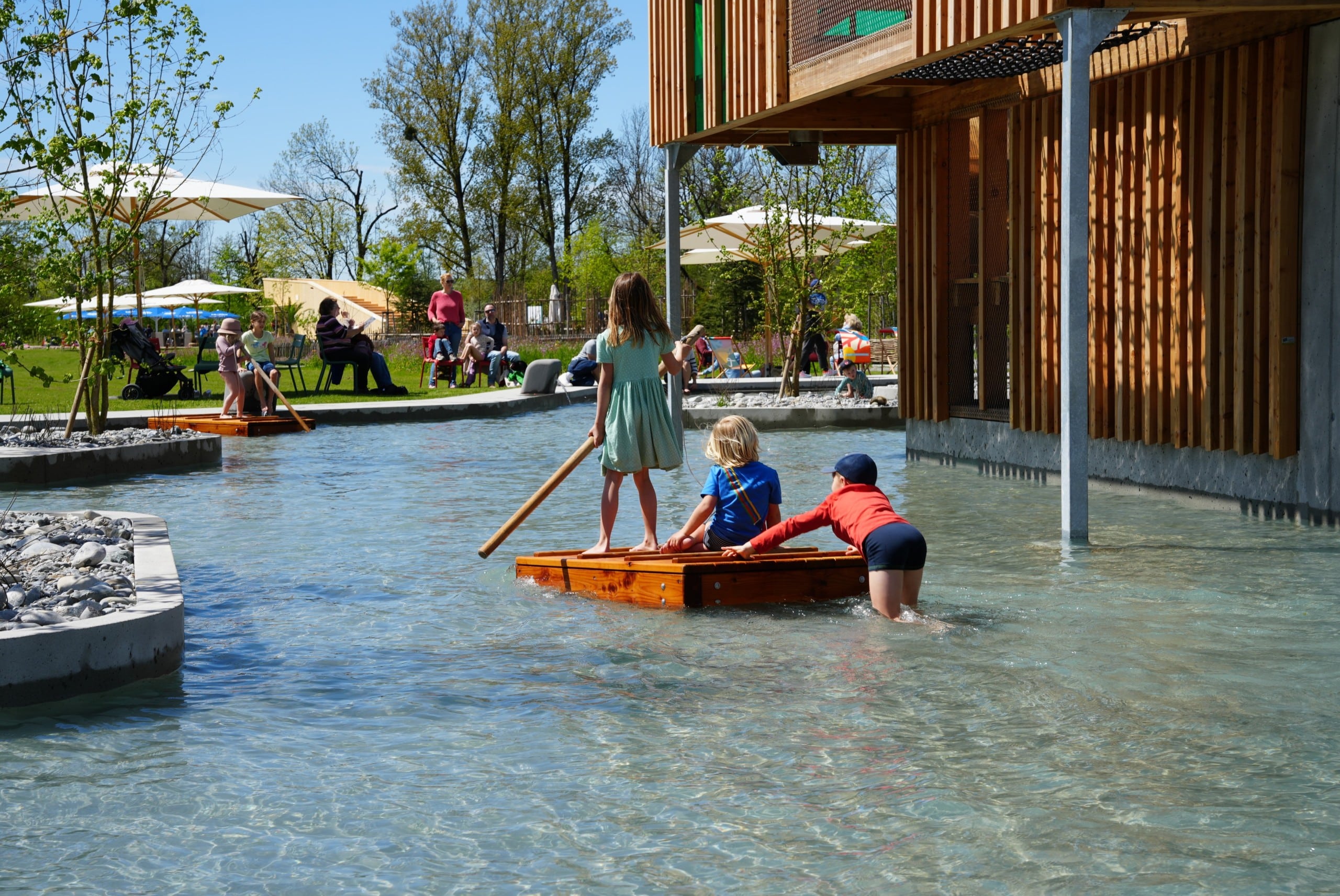 Kinderspielplätze, wie etwa dieser hier rund um das Thema Wasser, machen Wangen künftig attraktiver und lassen den Fluss erlebbar werden. Credit: Landesgartenschau Wangen im Allgäu 2024