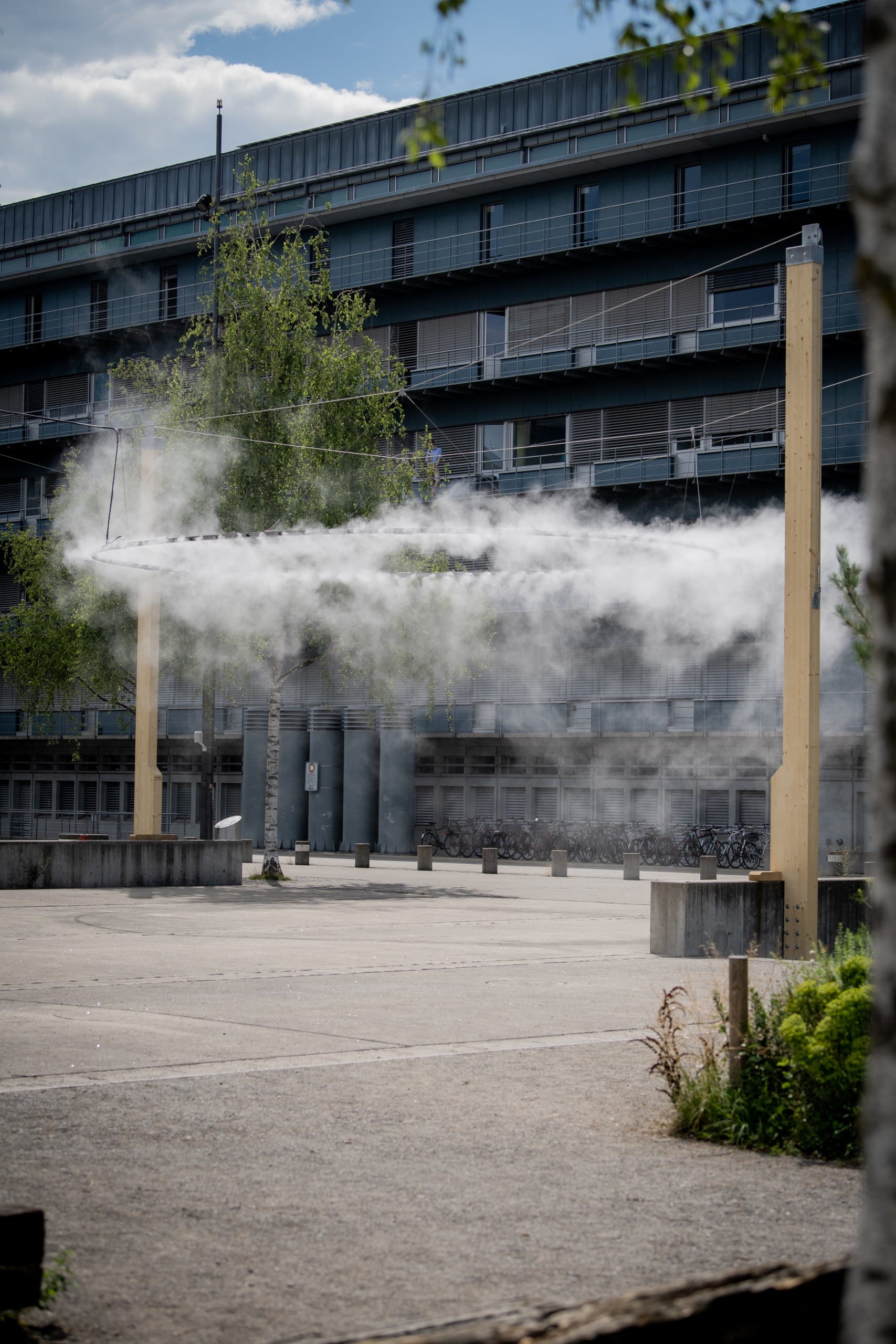 Auf einem der größten Plätze der Stadt versprüht die Installation „Alto Zürrus“ an heißen Tagen einen feinen Nebel, um kurzfristig die Hitze zu mindern. Credit: Tabea Vogel