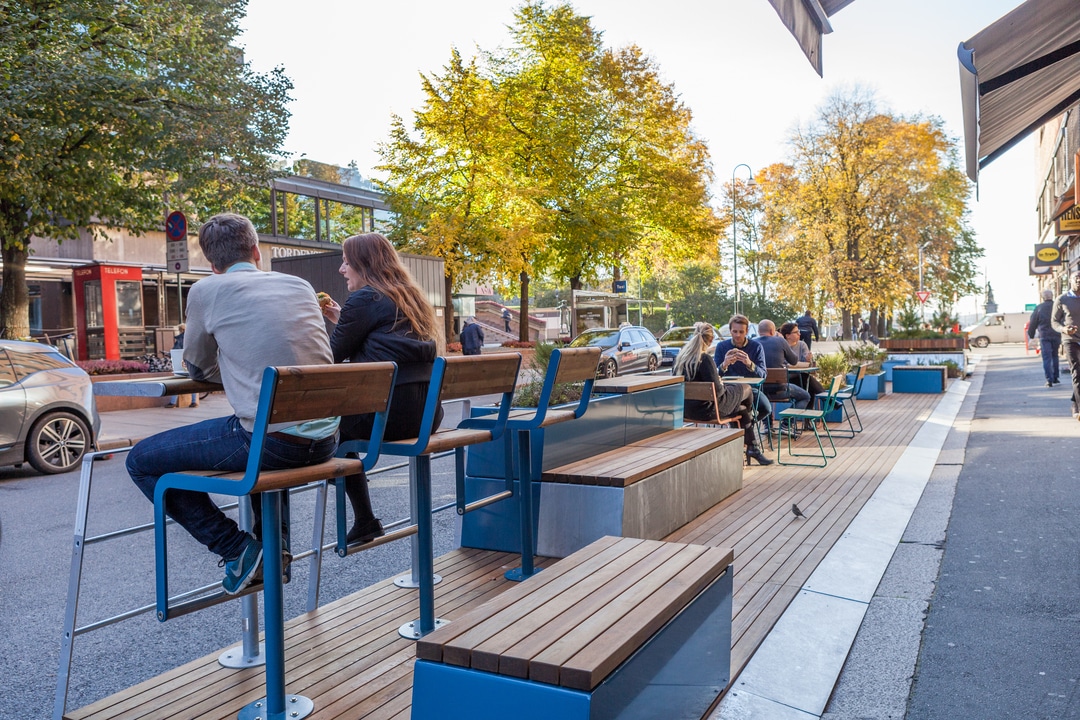 Sozial nachhaltige Treffpunkte können sich positiv auf das Stadtklima auswirken, beispielsweise indem sie autofreie Zonen fördern. Foto: © Adam Stirling