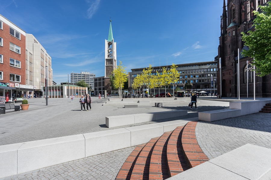 Die Gestaltung des Platzes rückt die beiden Kirchen in den Fokus und arbeitet mit Betonsteinen aus der Region. Bildquelle: Hartwig Heuermann