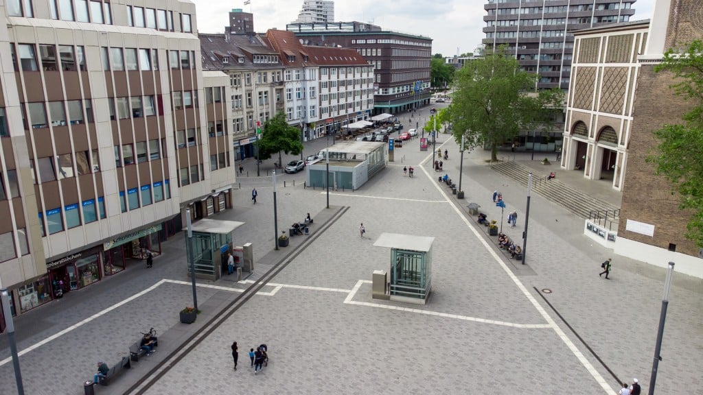 Früher war der Gelsenkirchener Heinrich-König-Platz ein trister Ort in der Stadt, aber in den letzten Jahren ist er zu einer neuen urbanen Mitte geworden. Bildquelle: Christo Libuda (Lichtschwärmer)