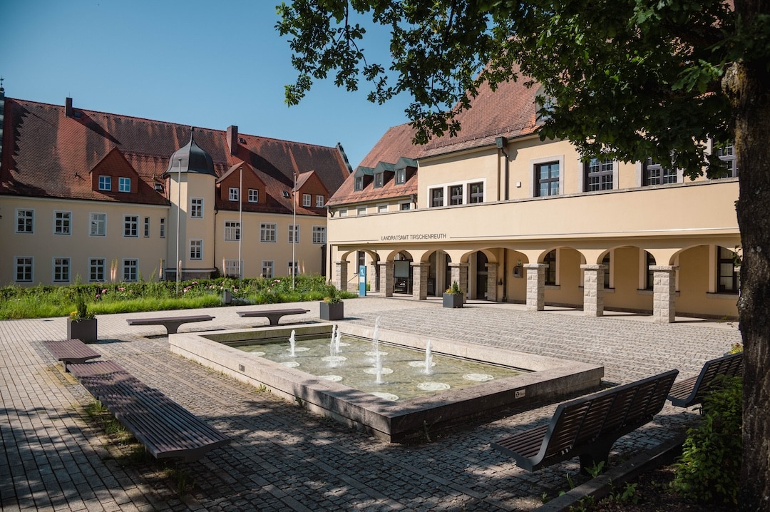 Innenhof Landratsamt Tirschenreuth, STADT LAND FANCK Landschaftsarchitektur und Ökologie, Foto: © Laura Loewel