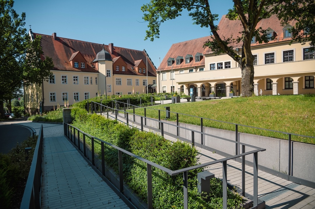 Innenhof Landratsamt Tirschenreuth, STADT LAND FANCK Landschaftsarchitektur und Ökologie, Foto: © Laura Loewel