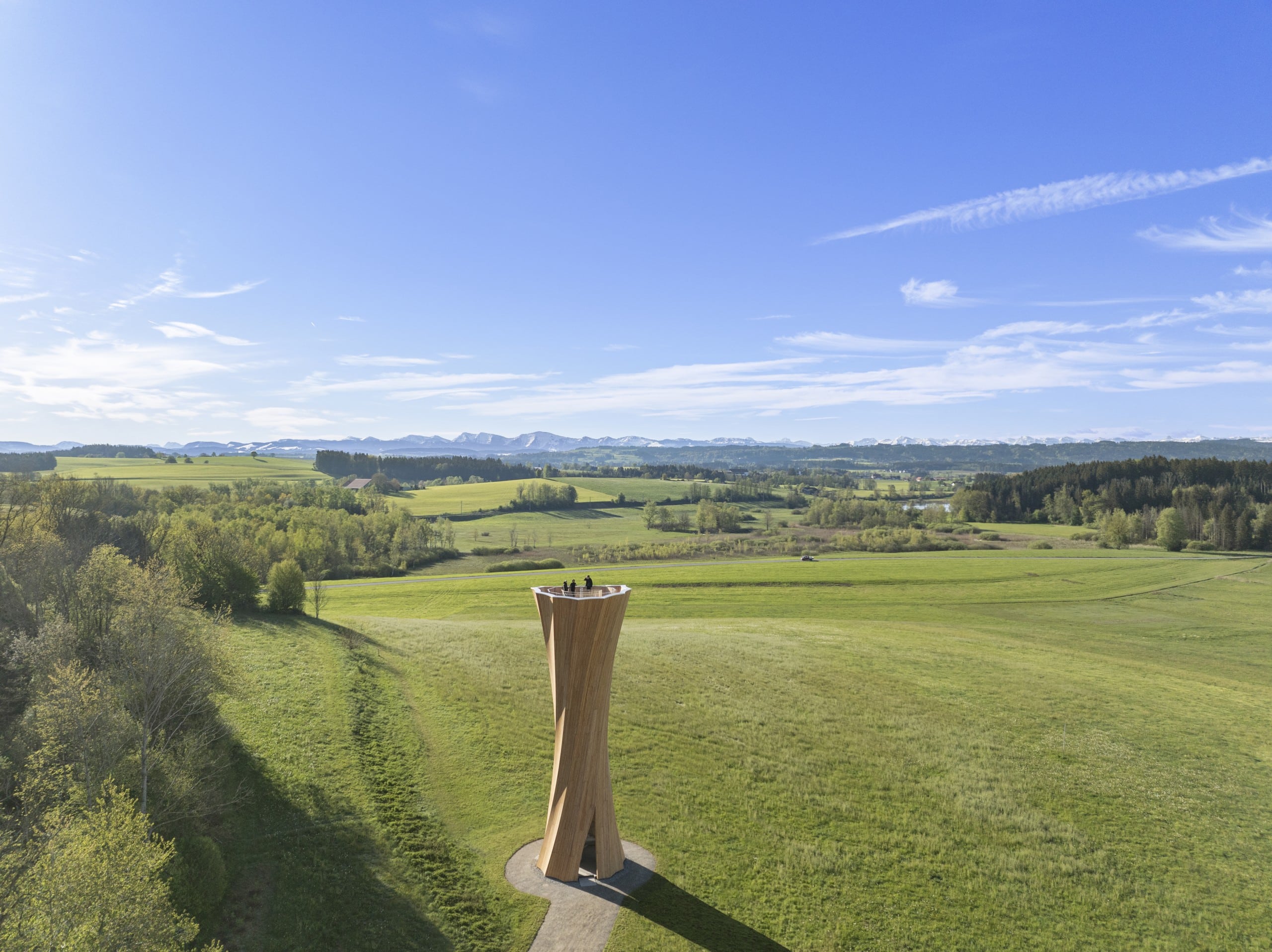 Eingebettet in die eindrucksvolle Landschaft des Westallgäus ist der Wangen Turm ein architektonisches Wahrzeichen und ein wegweisender Holzbau für die Landesgartenschau 2024. Foto: Roland Halbe