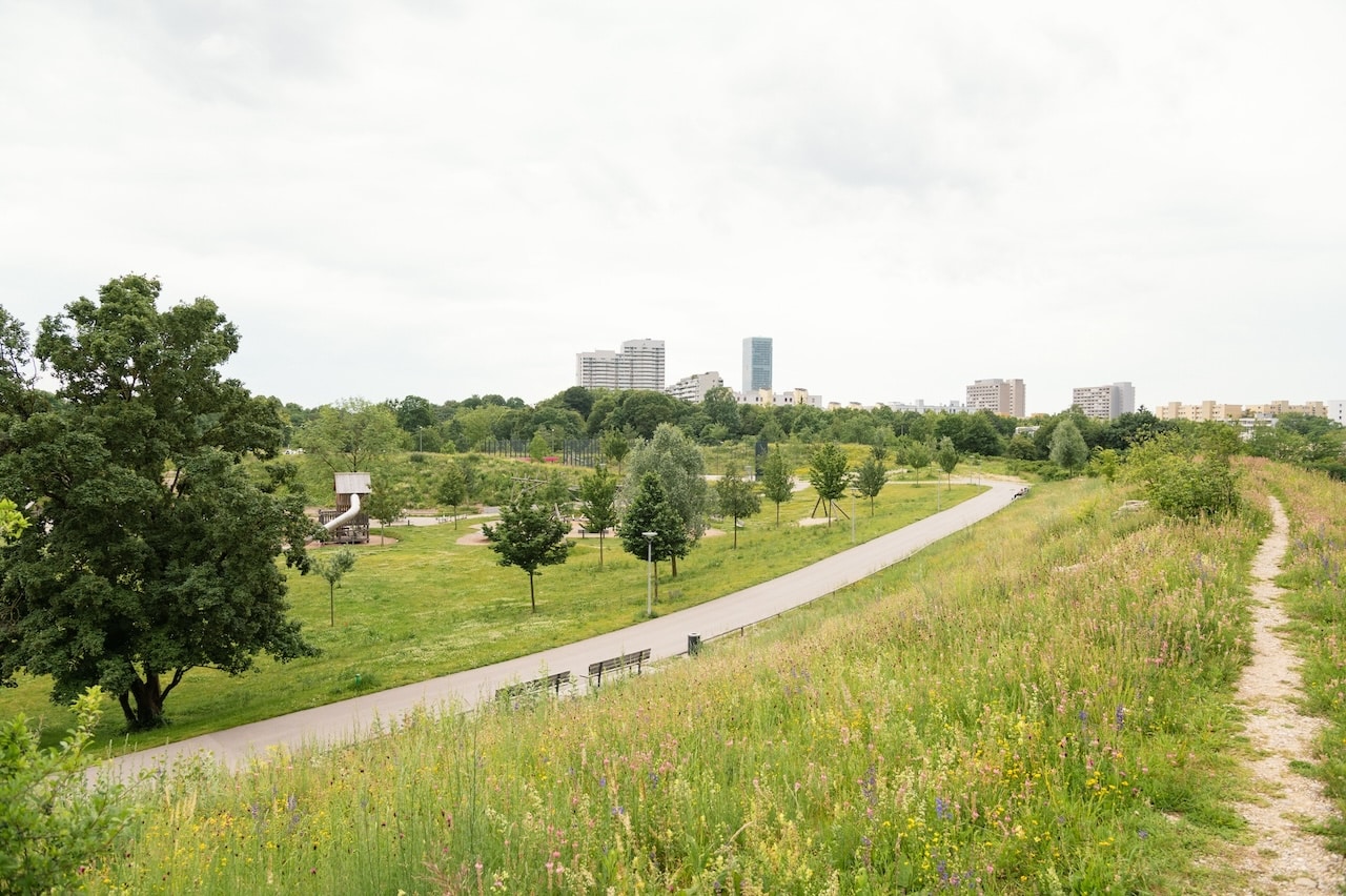 Oberwiesenfeldpark München, mahl gehbard konzepte, Hauptpreis Bayerischer Landschaftsarchitektur-Preis 2024, Foto: © Laura Loewel