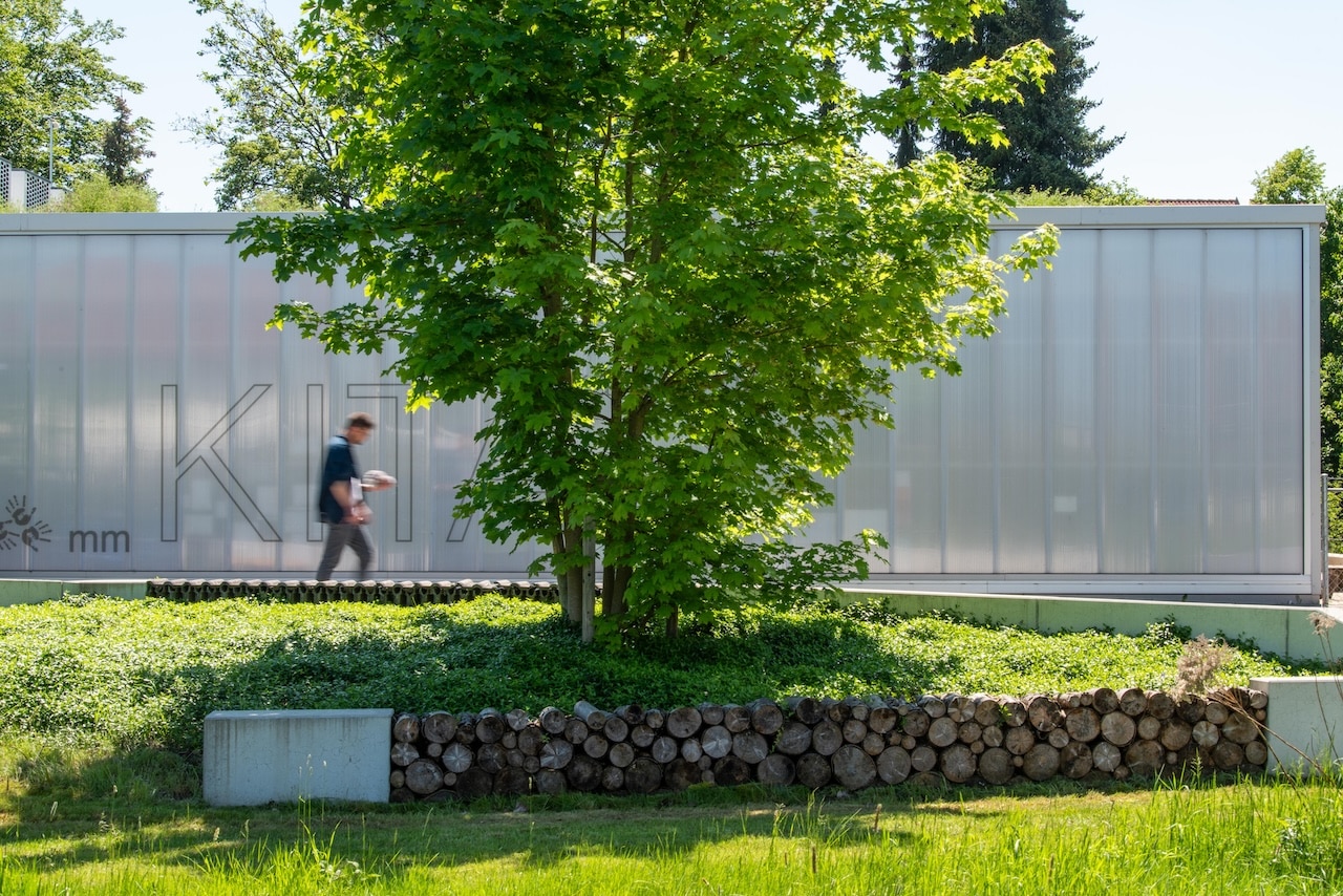 Karoline-Goldhofer-Kindertageseinrichtung Memmingen, LATZ+PARTNER LandschaftsArchitektur Stadtplanung, Auszeichnung Kategorie „Experimentelle Landschaftsarchitektur und Bauen im Detail“ Bayerischer Landschaftsarchitektur-Preis 2024, Foto: © Laura Loewel