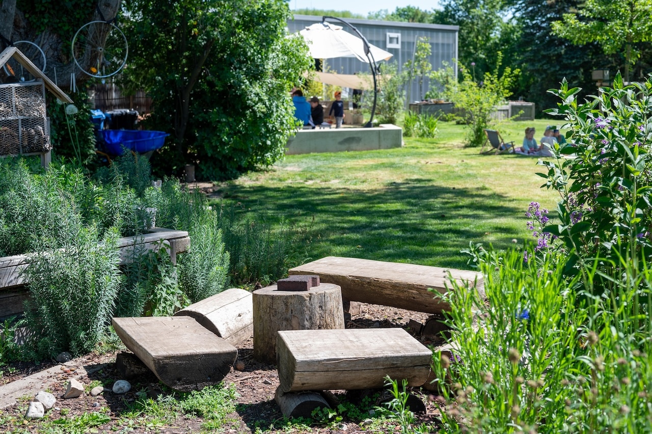 Karoline-Goldhofer-Kindertageseinrichtung Memmingen, LATZ+PARTNER LandschaftsArchitektur Stadtplanung, Auszeichnung Kategorie „Experimentelle Landschaftsarchitektur und Bauen im Detail“ Bayerischer Landschaftsarchitektur-Preis 2024, Foto: © Laura Loewel