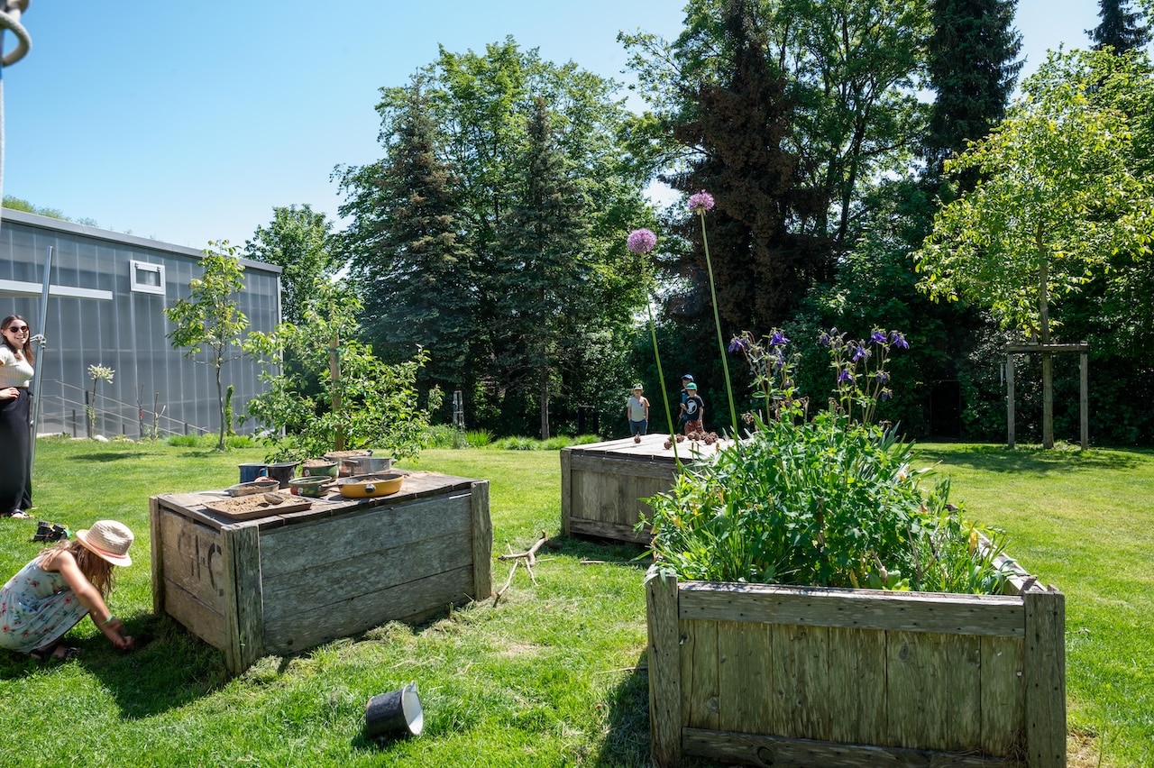 Karoline-Goldhofer-Kindertageseinrichtung Memmingen, LATZ+PARTNER LandschaftsArchitektur Stadtplanung, Auszeichnung Kategorie „Experimentelle Landschaftsarchitektur und Bauen im Detail“ Bayerischer Landschaftsarchitektur-Preis 2024, Foto: © Laura Loewel