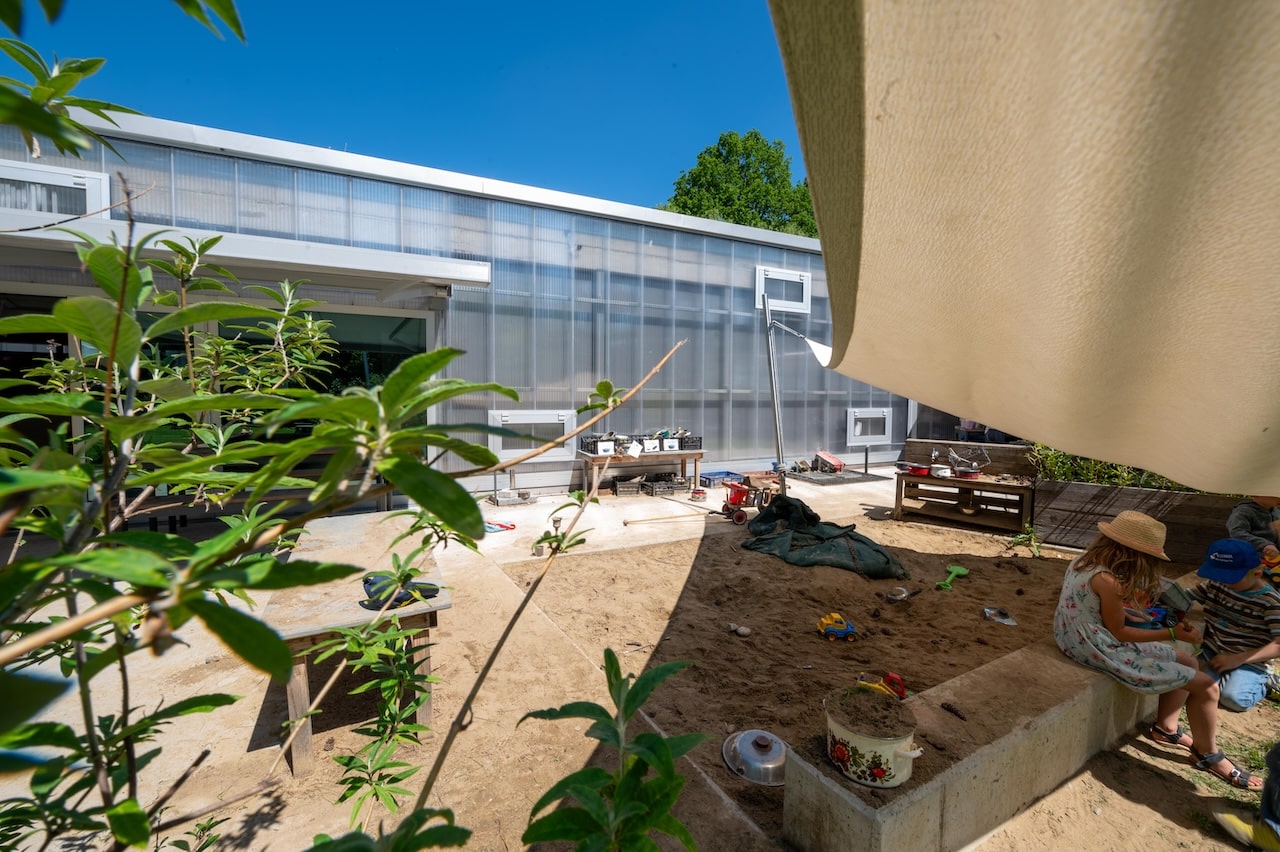 Karoline-Goldhofer-Kindertageseinrichtung Memmingen, LATZ+PARTNER LandschaftsArchitektur Stadtplanung, Auszeichnung Kategorie „Experimentelle Landschaftsarchitektur und Bauen im Detail“ Bayerischer Landschaftsarchitektur-Preis 2024, Foto: © Laura Loewel