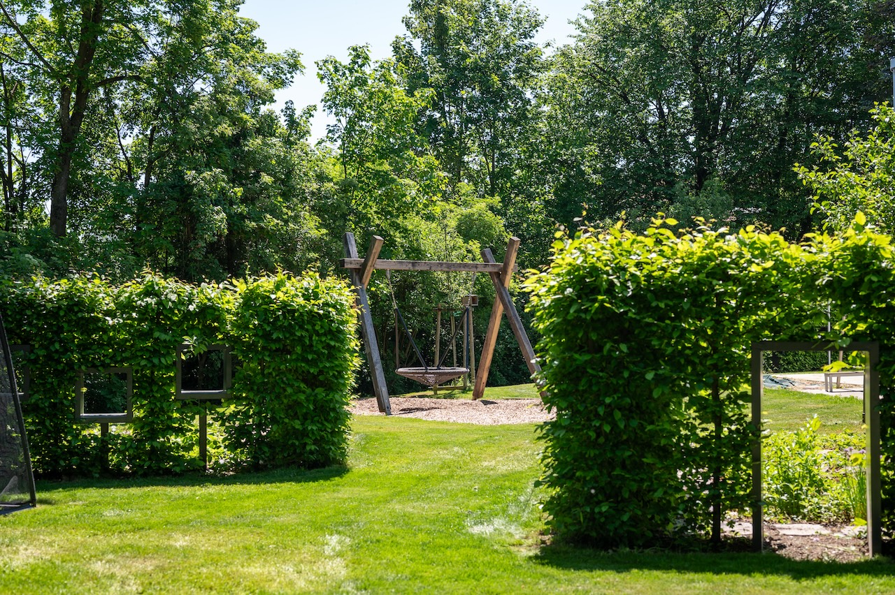 Karoline-Goldhofer-Kindertageseinrichtung Memmingen, LATZ+PARTNER LandschaftsArchitektur Stadtplanung, Auszeichnung Kategorie „Experimentelle Landschaftsarchitektur und Bauen im Detail“ Bayerischer Landschaftsarchitektur-Preis 2024, Foto: © Laura Loewel