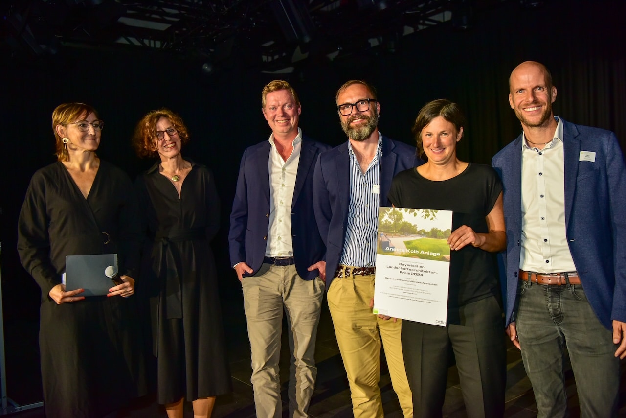 Gewinner*in der Kategorie „Bauen im Bestand und Kreislaufwirtschaft" ist die sanierte Anette-Kolb-Anlage in Nürnberg von adlerolesch. Das Projekt erhielt zudem den Publikumspreis des Bayerischen Landschaftsarchitektur-Preises 2024. Foto: © Laura Loewel