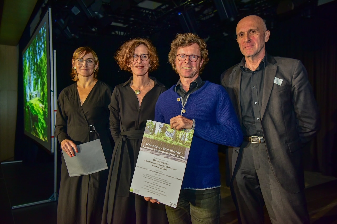 Die Freianlagen der Karoline-Goldhofer-Kindertageseinrichtung in Memmingen vom Büro LATZ+PARTNER LandschaftsArchitektur Stadtplanung erhielt die Auszeichnung in der Kategorie „Experimentelle Landschaftsarchitektur und Bauen im Detail“ des Bayerischen Landschaftsarchitektur-Preises 2024. Foto: © Laura Loewel